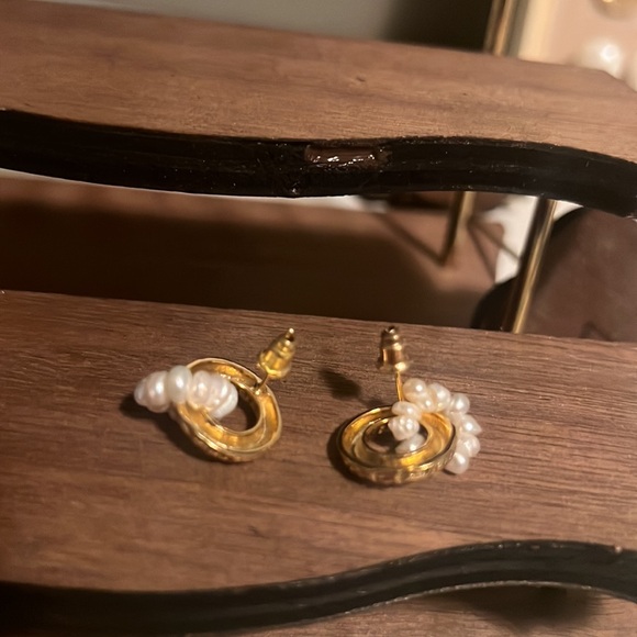 French Chic Double Circle Pearl Stud Earrings - Picture 6 of 7